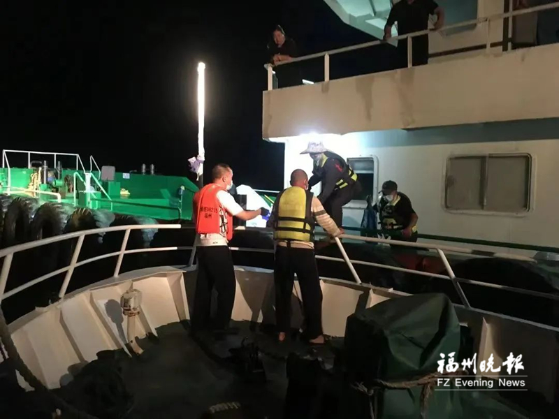 渔船深夜进水遇险 多方船舶展开救援